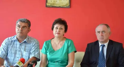 Червените депутати се заканиха на калинките в администрацията