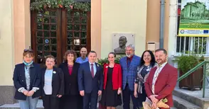 Гимназията по дървообработване откри барелеф на патрона си в чест на 130-ата си годишнина