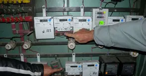 Сигнали от съседи разкриват кражби на ток