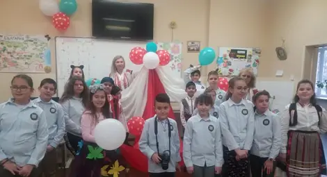 Четвъртокласници от &bdquo;Възраждане&ldquo; измайсториха огромна мартеница