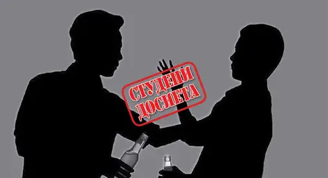 Шайката убива другар по чашка с бастун заради обида