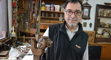 Квартирант на Ангел Митрофанов позира за лъвските глави на стойка за сабя