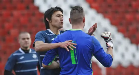 Тейнур Марем с екипа на &bdquo;Дунав&ldquo; до вратаря Мартин Луков.  Снимка: Архив