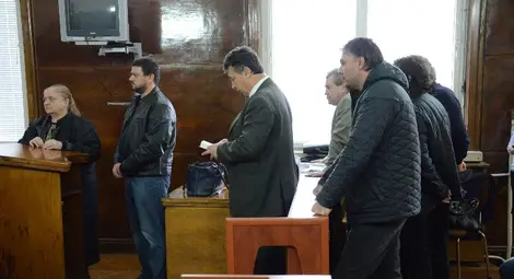 Четири папки извлечения от банкови сметки отложиха дело за измама срещу адвокат