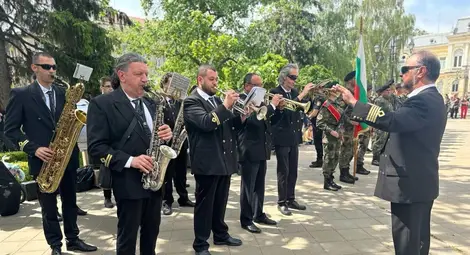 С тържествена церемония и благодарствен молебен бе отбелязан Празникът на Русе