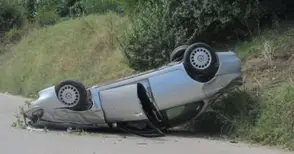 Висока скорост обърна кола по таван