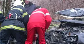 Спасители режат кола, за да извадят затиснат шофьор