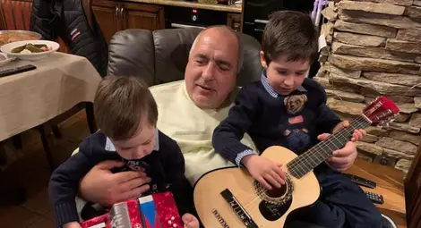 Борисов с внуците на Бъдни вечер