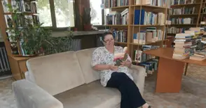 Диванчета от мола създават уют в заемната на библиотеката