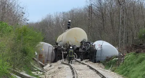 Още няма ясна версия за излизането на цистерните от релсите край Ветово