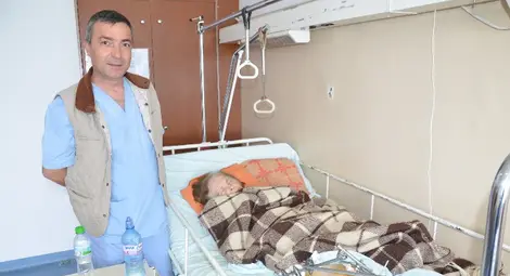 Ортопеди поставят имплант на 100-годишната баба Куна