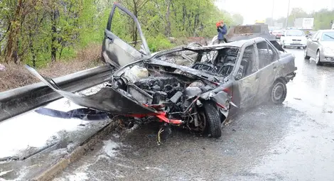 Шофьорът на изгорялото на &bdquo;България&ldquo; БМВ неизвестен