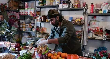 Сирийски майстор готвач гощава бежанци в гръцки лагер