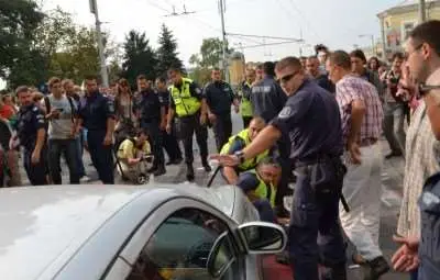 Депутатска кола прегази крака на полицай 