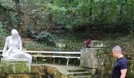 Пенчо Милков пред Бялото момиче.                   Снимка: Фейсбук