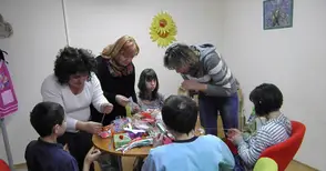 „Дете и пространство“ събира с мартеници пари за люлка за инвалиди