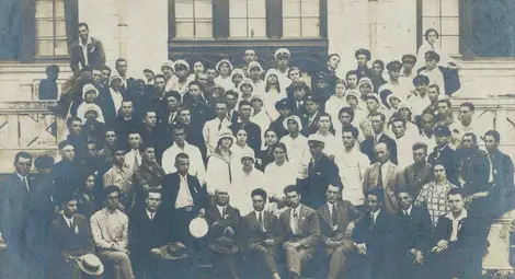 Снимка на ученици и преподаватели от Русенската мъжка гимназия през 1926 година.