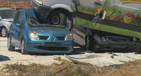 Микробус излетя от пътя и помля две коли във Варна