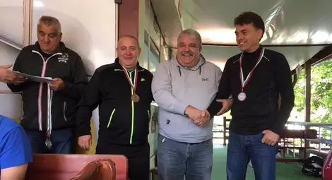 16 двойки се срещнаха в  любителски тенис турнир