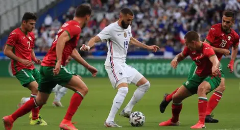 Дузпа: „Петли“ срещу „лъвове“ в Париж - открийте приликата Дузпа: „Петли“ срещу „лъвове“ в Париж - открийте приликата