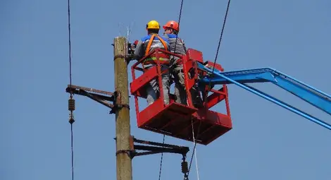 ЕНЕРГО-ПРО продължава грижите за прелетните птици с монтаж на птицебрани