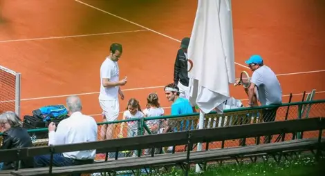 Татко Роджър тренира с очарователните си близначки Татко Роджър тренира с очарователните си близначки