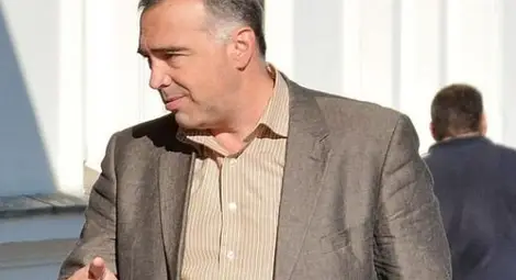 Депутат от ГЕРБ поканил приятелките си, хвърлили плаката &bdquo;Оставка&rdquo; върху БСП