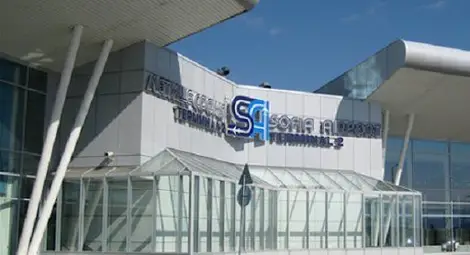 Самолет кацна извънредно на Летище София заради буйстващ индиец