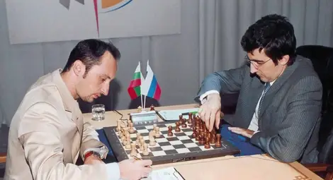 Тоалетната война, която превърна двама приятели в доживотни врагове