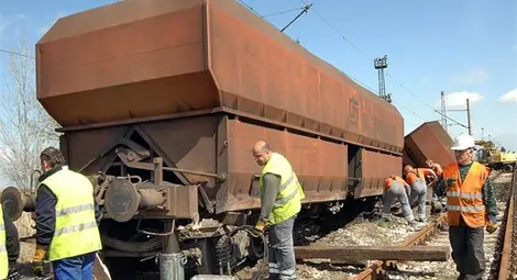 Дерайлиралият влак возел 1 440 това брикети за ТЕЦ Бобов дол /галерия/