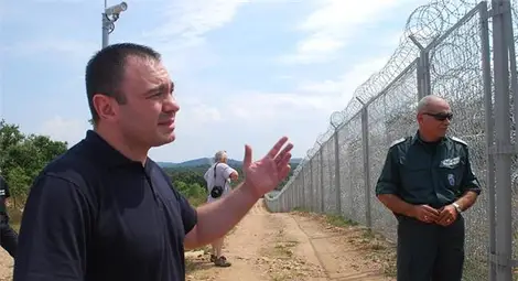 Вече режат и прескачат бежанската ограда с Турция