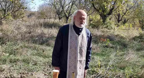 Отец Стефан на панихидата за избитите без съд и присъда русенски интелектуалци: Вятърът ще гаси свещите в ръцете ни, което ще ни напомня да не угасне огънят в сърцата ни