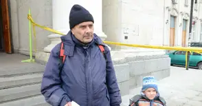 Депутат и винарска изба стоплиха къщата на многодетния татко от Иваново