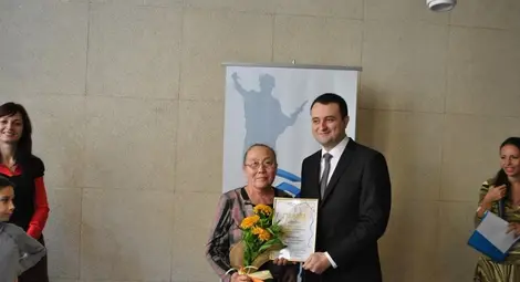 Маша Станчева учила български с първите си първокласници Маша Станчева учила български с първите си първокласници