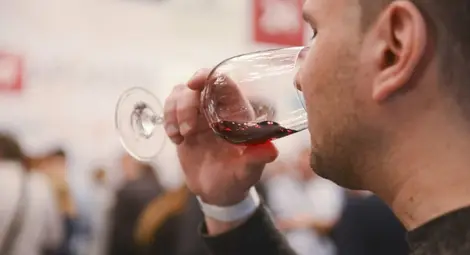 Българите пият почти два пъти повече вино, отколкото си купуват