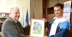 Зам.-кметът Григоров вдъхнови с личен подарък Великов преди мача на сезона