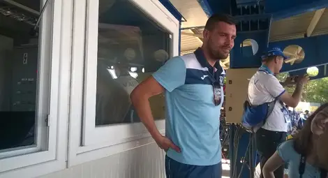 Мартин Луков сред феновете със задължителната клубна тениска