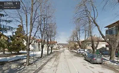 Дете, оставено само в колата, отвори вратата и падна под друг автомобил Дете, оставено само в колата, отвори вратата и падна под друг автомобил