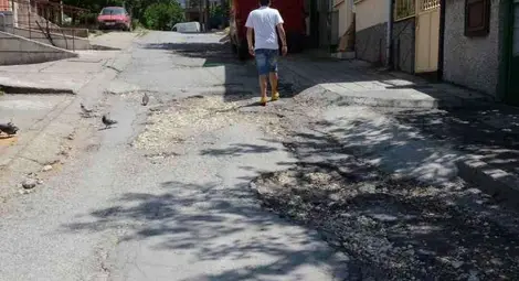 Жители на ул. &bdquo;Вихрен&ldquo; събират подписи срещу дупките по асфалта