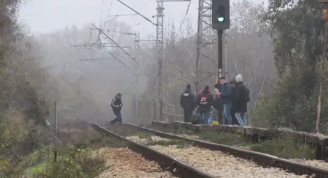 Въпреки опасностите и забраната пресичането на линията продължава. 			                  Снимка: Русе Медиа