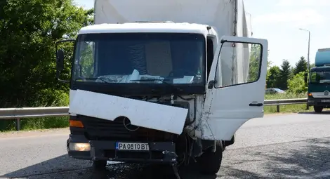 Катастрофа при забранен обратен завой блокира пътя за Дунав мост