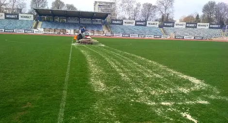 Табло на Градския може и да няма скоро, затова пък служители на „Спортни имоти“ опесъчаваха вчера неспасяемия по принцип футболен терен. Снимка: Георги ХРИСТОВ Табло на Градския може и да няма скоро, затова пък служители на „Спортни имоти“ опесъчаваха вчера неспасяемия по принцип футболен терен. Снимка: Георги ХРИСТОВ