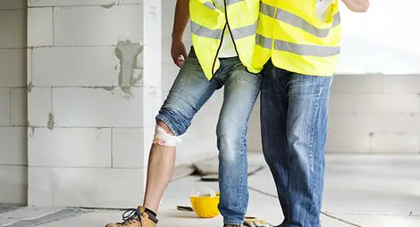 Двама мъже пострадаха при инциденти на работа