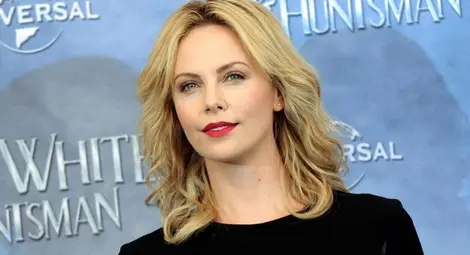 Чарлийз Терон критикува козметичната индустрия