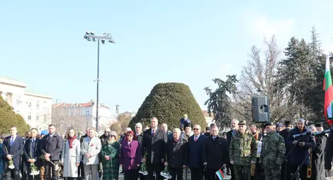 Стотици русенци отбелязаха пред Паметника на свободата националния празник на България – 3 март Стотици русенци отбелязаха пред Паметника на свободата националния празник на България – 3 март