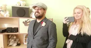 Венци Нелсън разопакова пианото-подарък за дома, от който е тръгнал към Америка