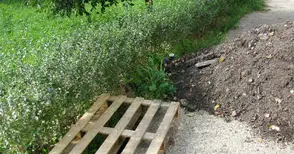 Дълбока 1,5 метра дупка се  отвори зад блок „Виталина“