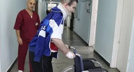 Лекари вдигнаха на крака мъж, прикован на легло повече от година
