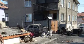 Късо съединение опожари къща и кола на Великден