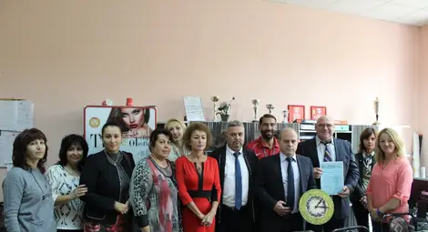 Кметът Пламен Стоилов се снима с педагогическия колектив на училището. Снимка: Община Русе